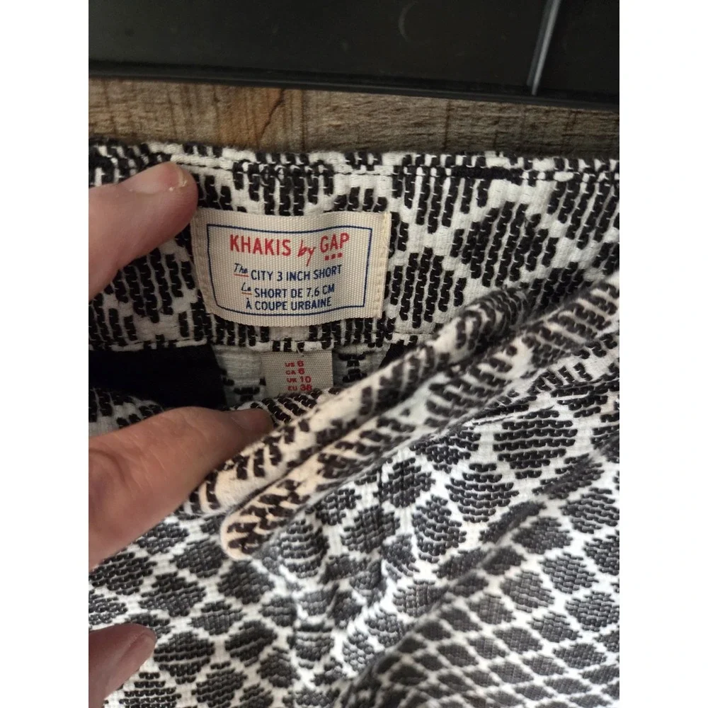 Khakis by Gap City 3 Inch shorts in a black and white geometric pattern